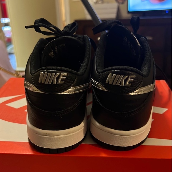 Nike - Picture 2 of 4